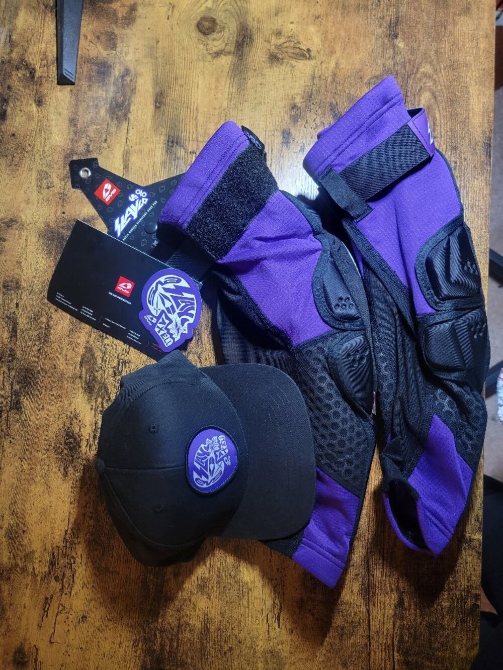 NWT EVS SLAYCO 96 KNEE PADS SIZE S/M